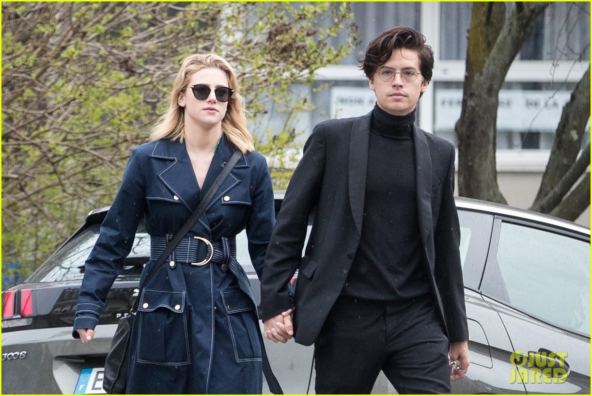 cole sprouse lili reinhart spotted kissing in paris 20