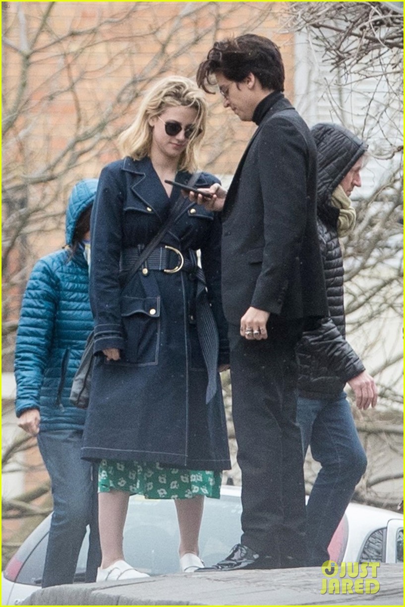 cole sprouse lili reinhart spotted kissing in paris 27