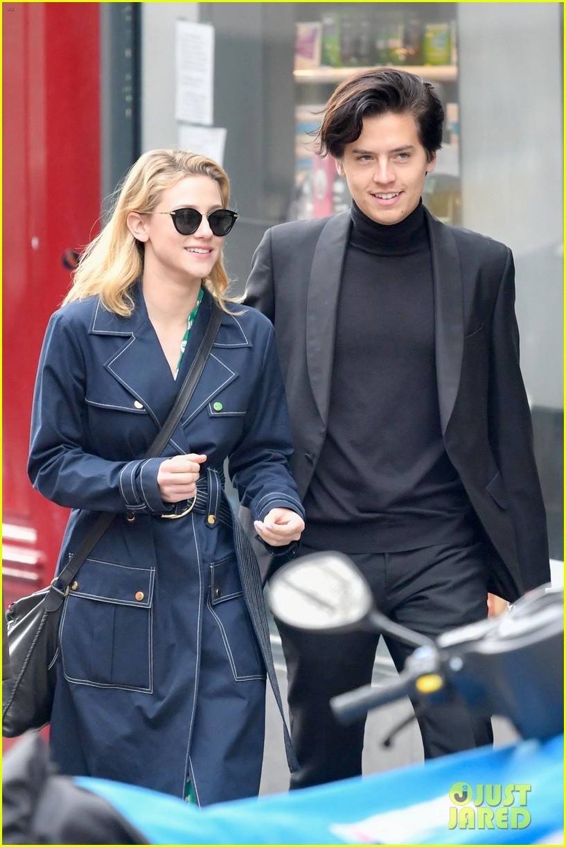cole sprouse lili reinhart spotted kissing in paris 35