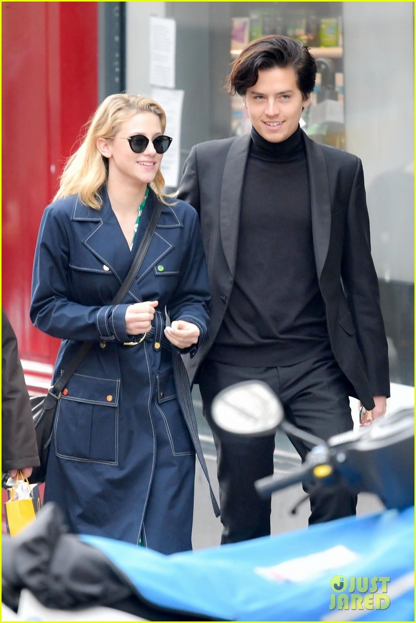 cole sprouse lili reinhart spotted kissing in paris 54