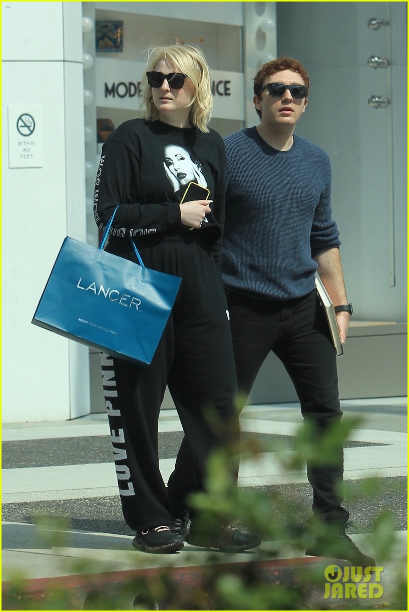 meghan trainor and fiance daryl sabara hold hands for rodeo drive shopping trip 05