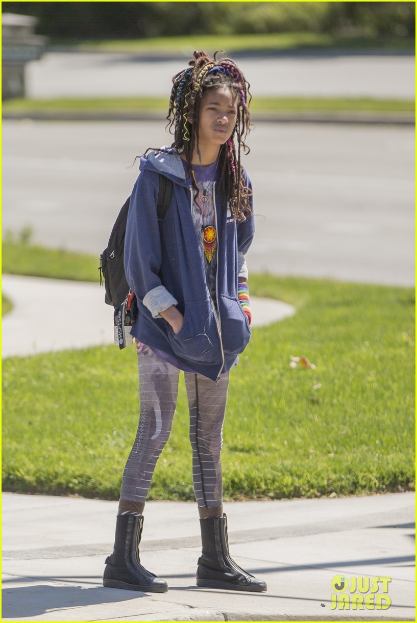 willow smith adds some color to her hair 03