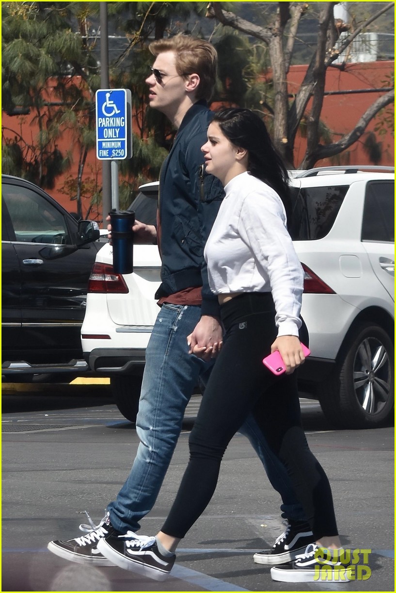 ariel winter and levi meaden rock matching shoes while shopping at costco 02