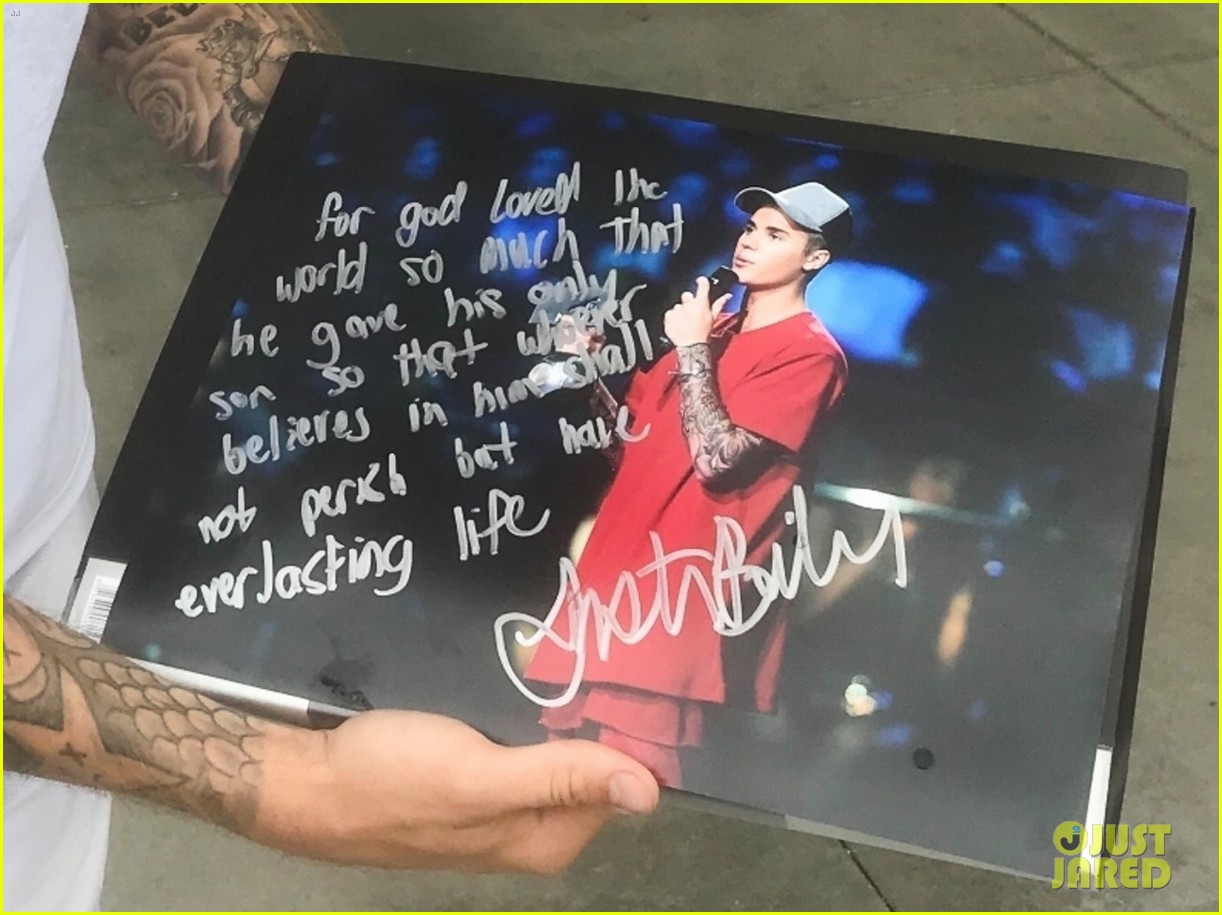 justin bieber signs autograph and bible verse  on fans photo ahead of mothers day 02
