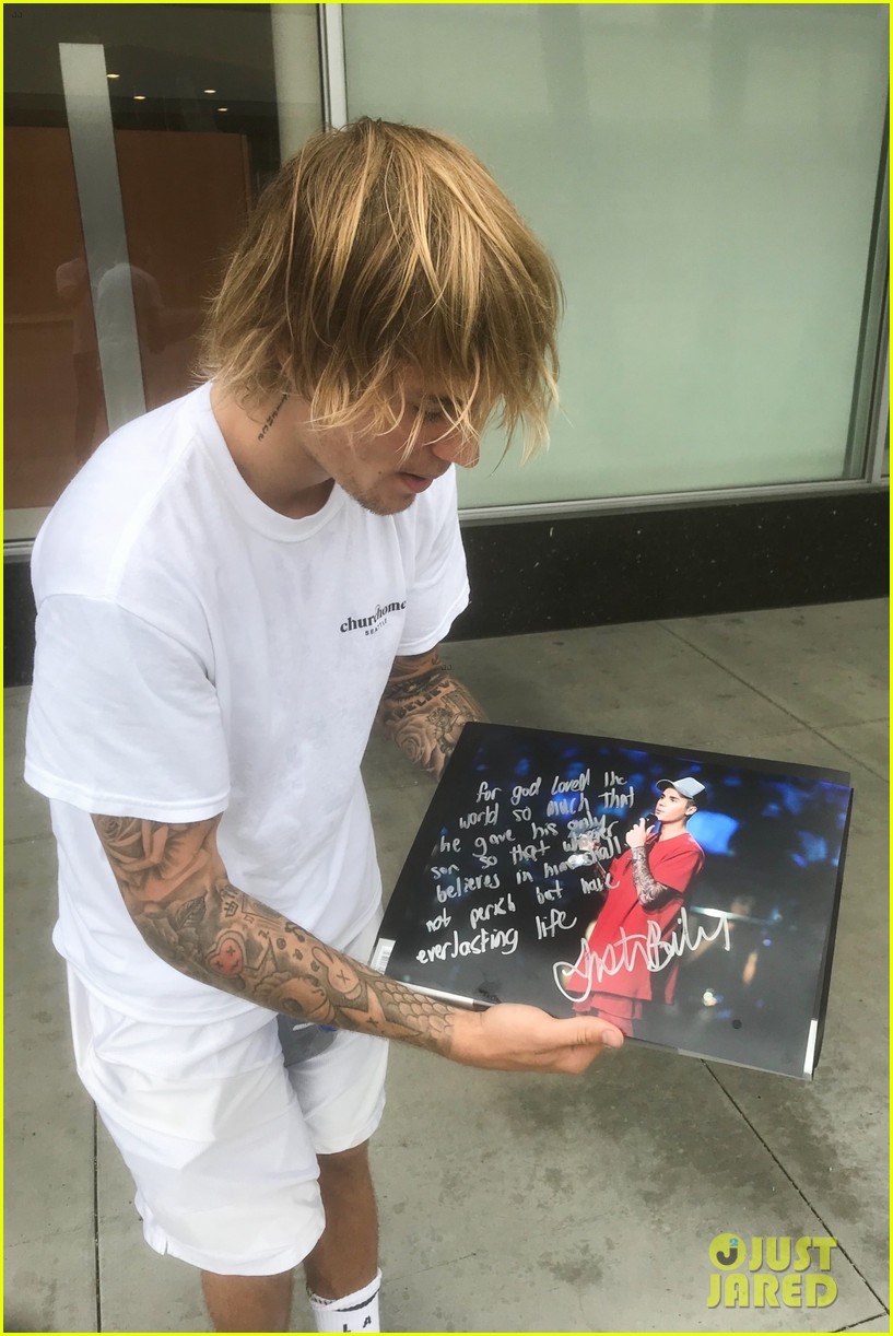 justin bieber signs autograph and bible verse  on fans photo ahead of mothers day 09