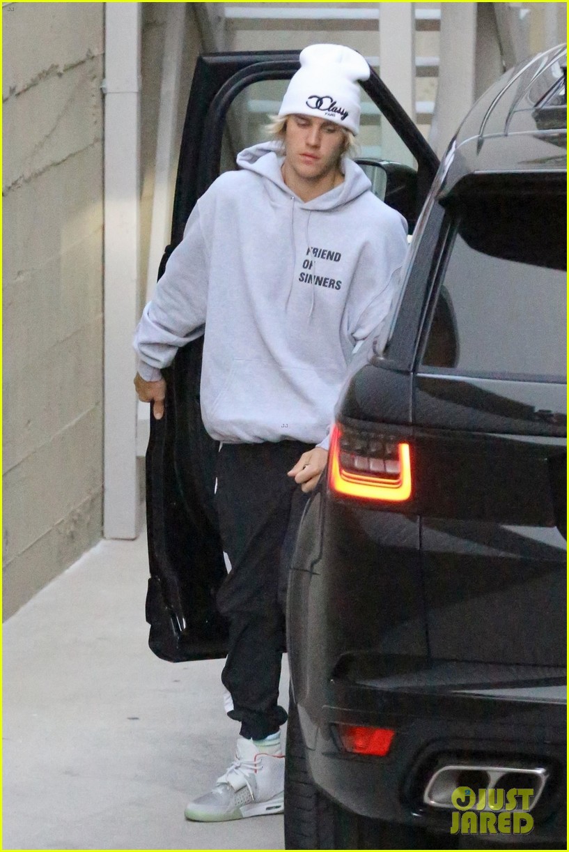 justin bieber changes his hat after weekly church service 02