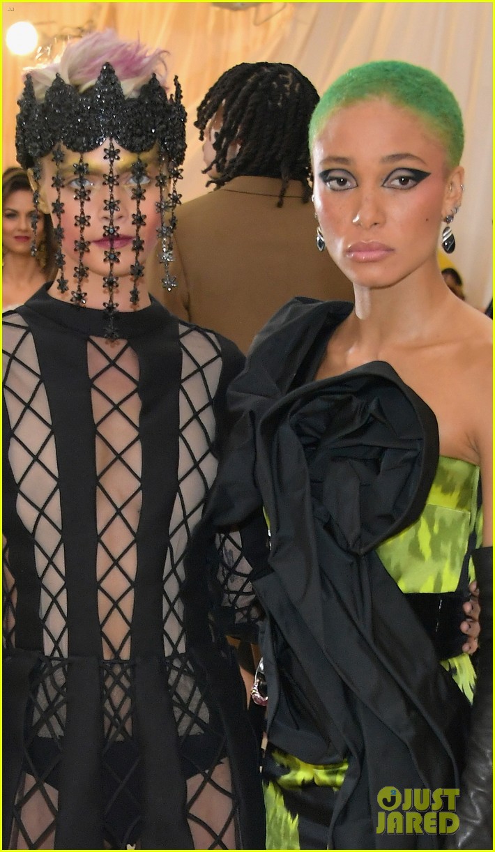 cara delevingne shows off some skin ib black net gown at met gala 02