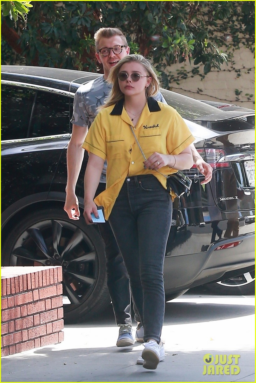 chloe moretz grabs lunch with brother brandon 01