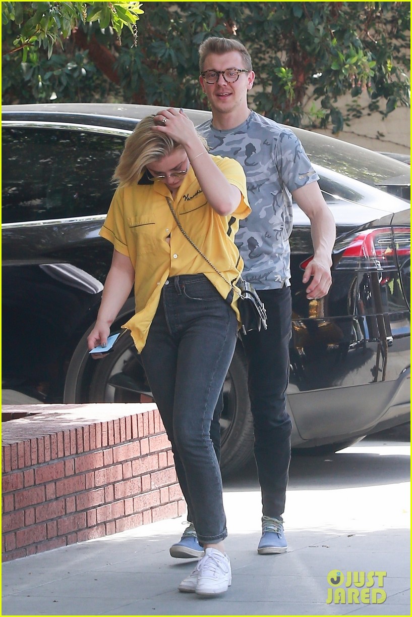 chloe moretz grabs lunch with brother brandon 05