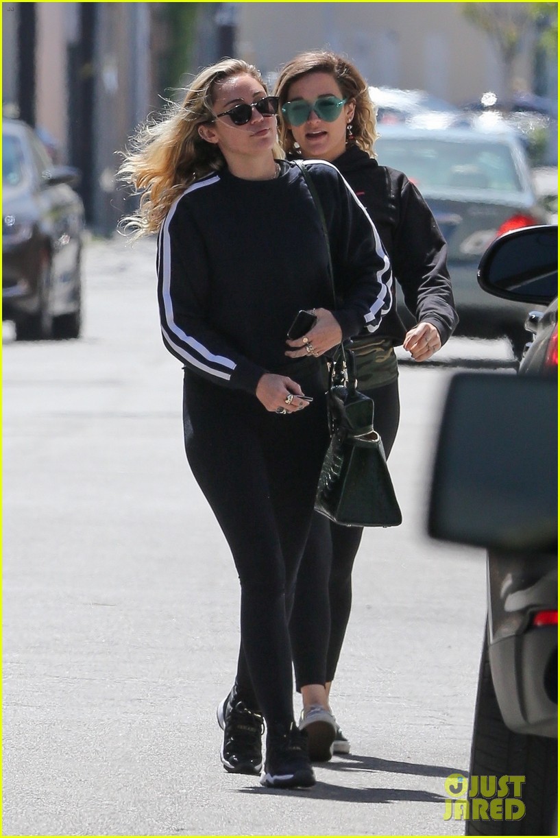 miley cyrus grabs lunch with friends in studio city 01
