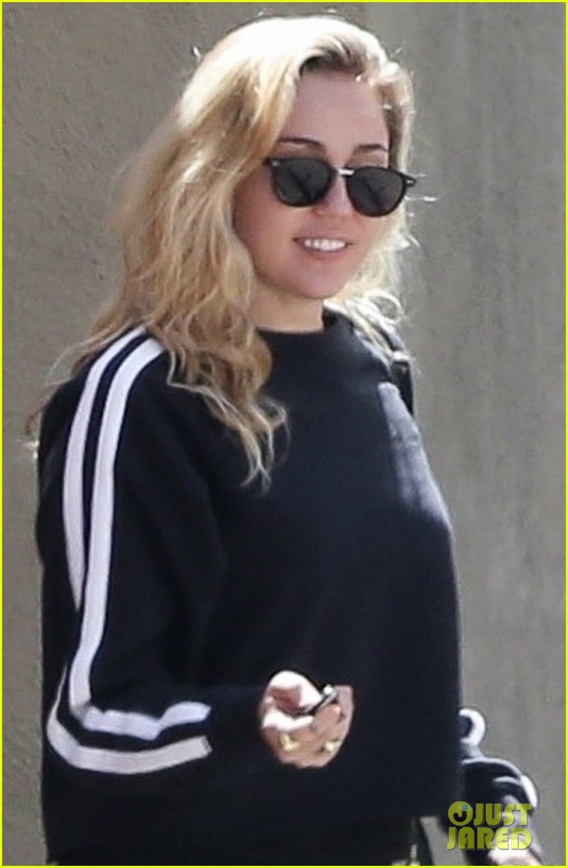 miley cyrus grabs lunch with friends in studio city 02