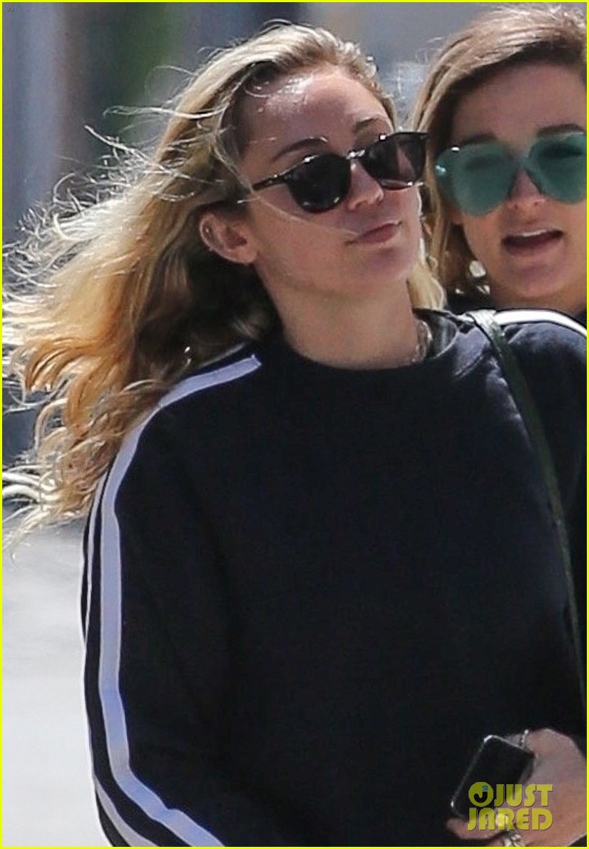 miley cyrus grabs lunch with friends in studio city 04