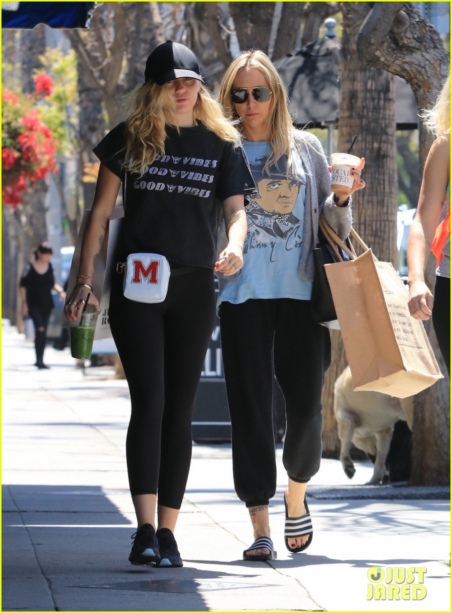 miley cyrus is all about the good vibes while shopping in studio city 01