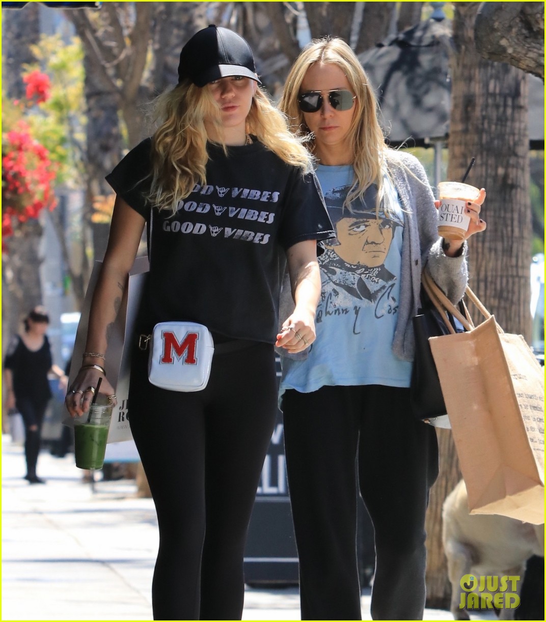 miley cyrus is all about the good vibes while shopping in studio city 02