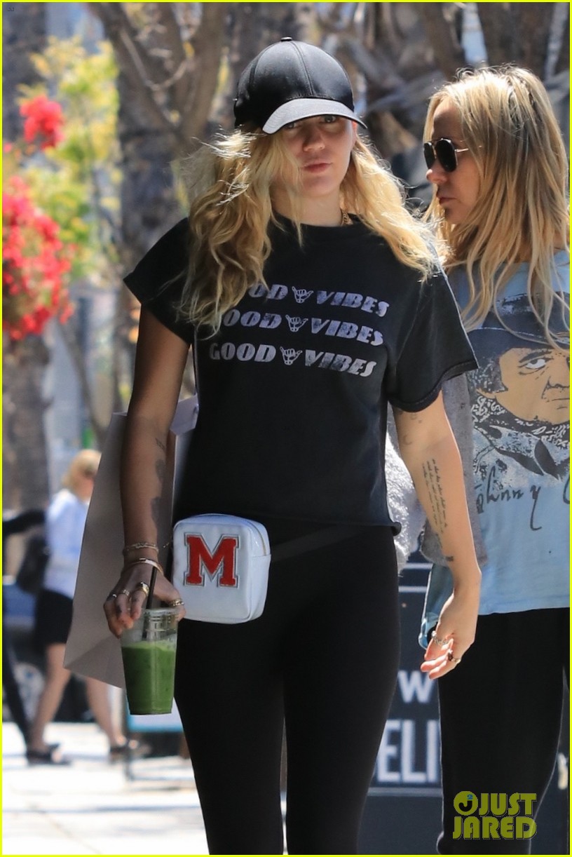 miley cyrus is all about the good vibes while shopping in studio city 04