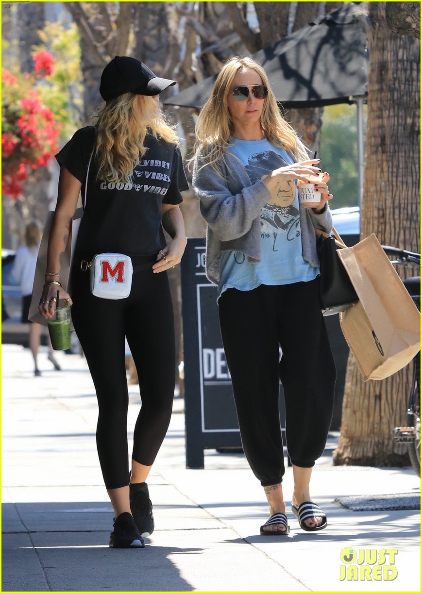 miley cyrus is all about the good vibes while shopping in studio city 09
