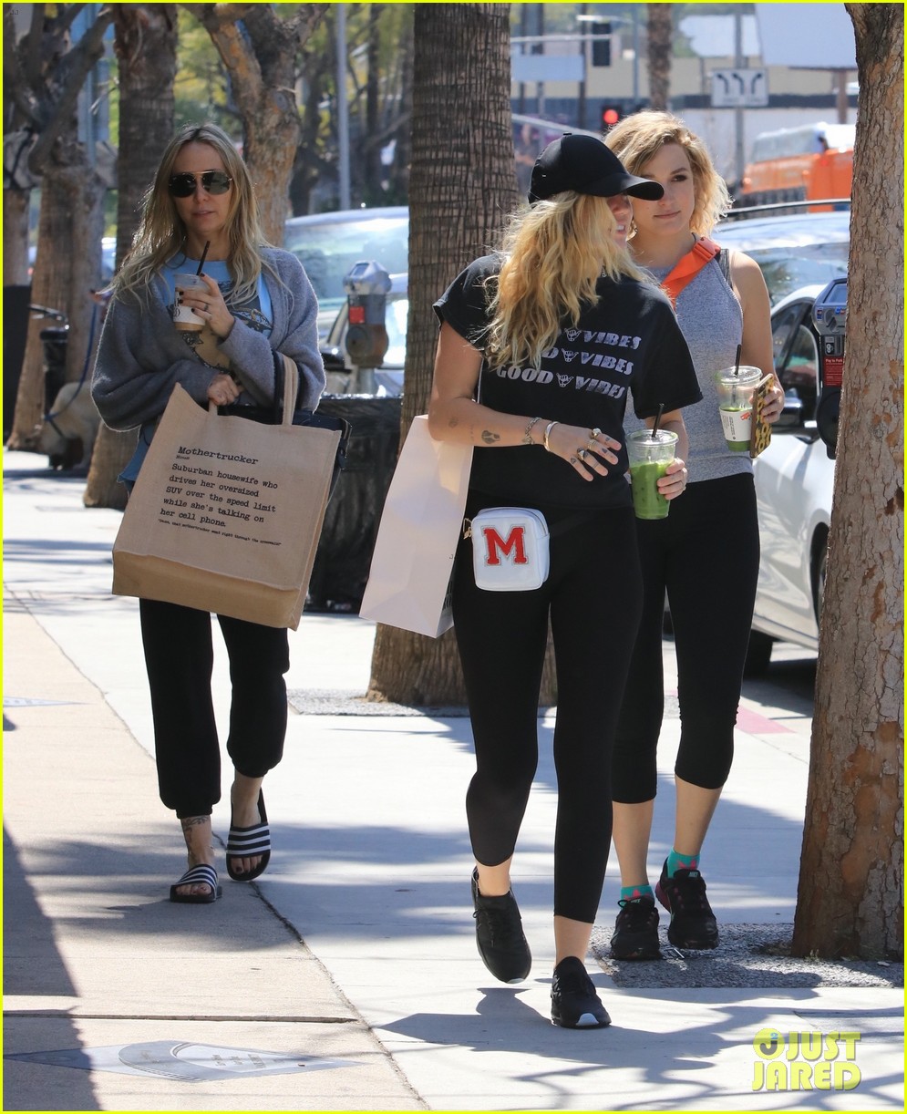 miley cyrus is all about the good vibes while shopping in studio city 16