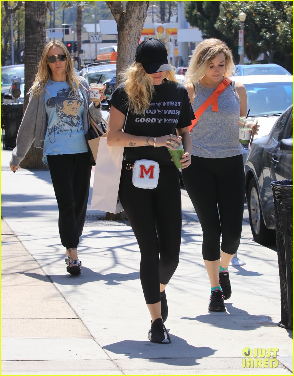 miley cyrus is all about the good vibes while shopping in studio city 17