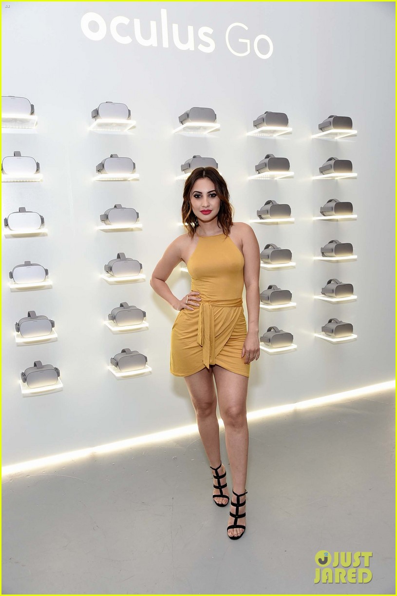francia raisa tries out new oculus go headset 01