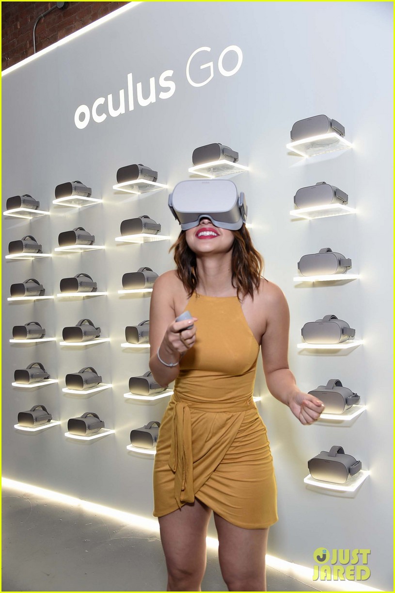 francia raisa tries out new oculus go headset 02