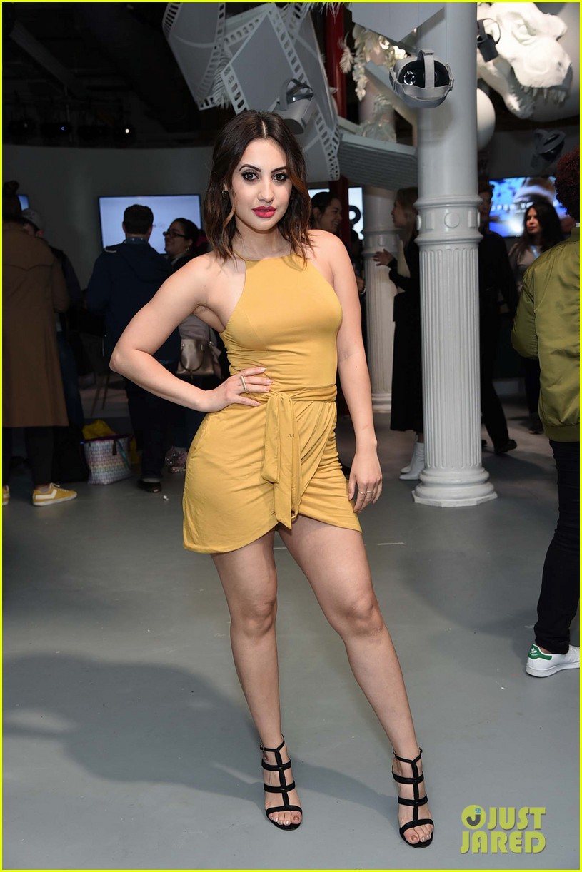 francia raisa tries out new oculus go headset 05