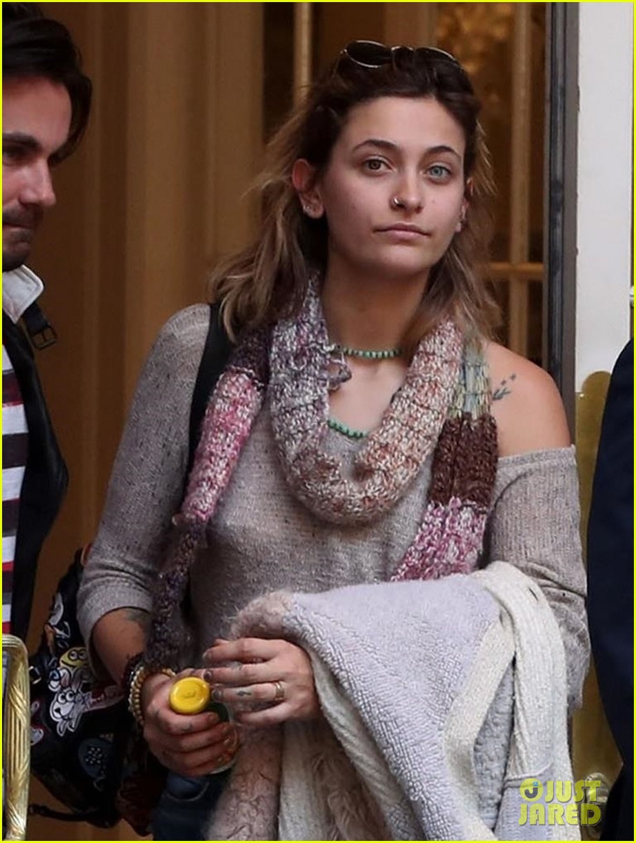 paris jackson shows off her style at the dior hq in paris2 04