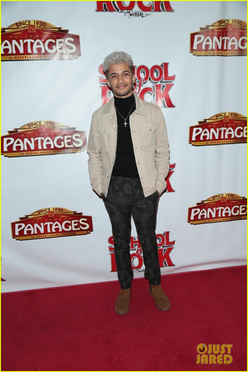 jordan fisher cheks out school of rock at pantages 02