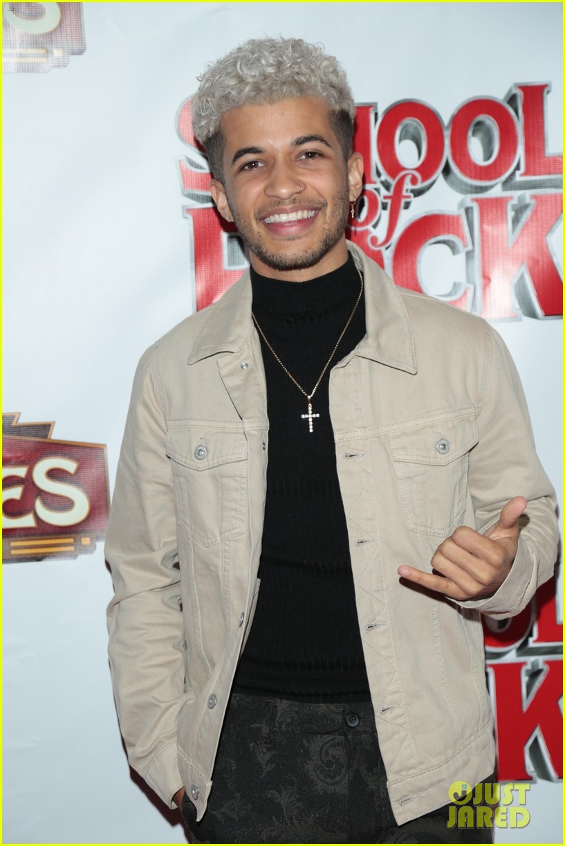 jordan fisher cheks out school of rock at pantages 03