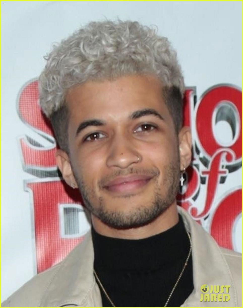 jordan fisher cheks out school of rock at pantages 05