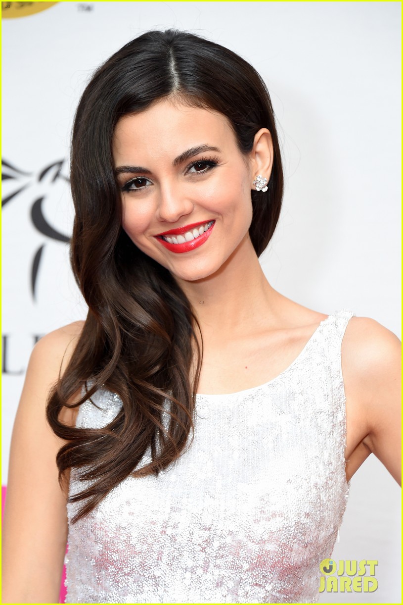 victoria justice dazzles in silver sequin dress at kentucky derby 02