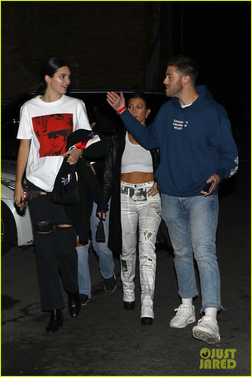kourtney kardashian and kendall jenner check out harry hudson in concert 02