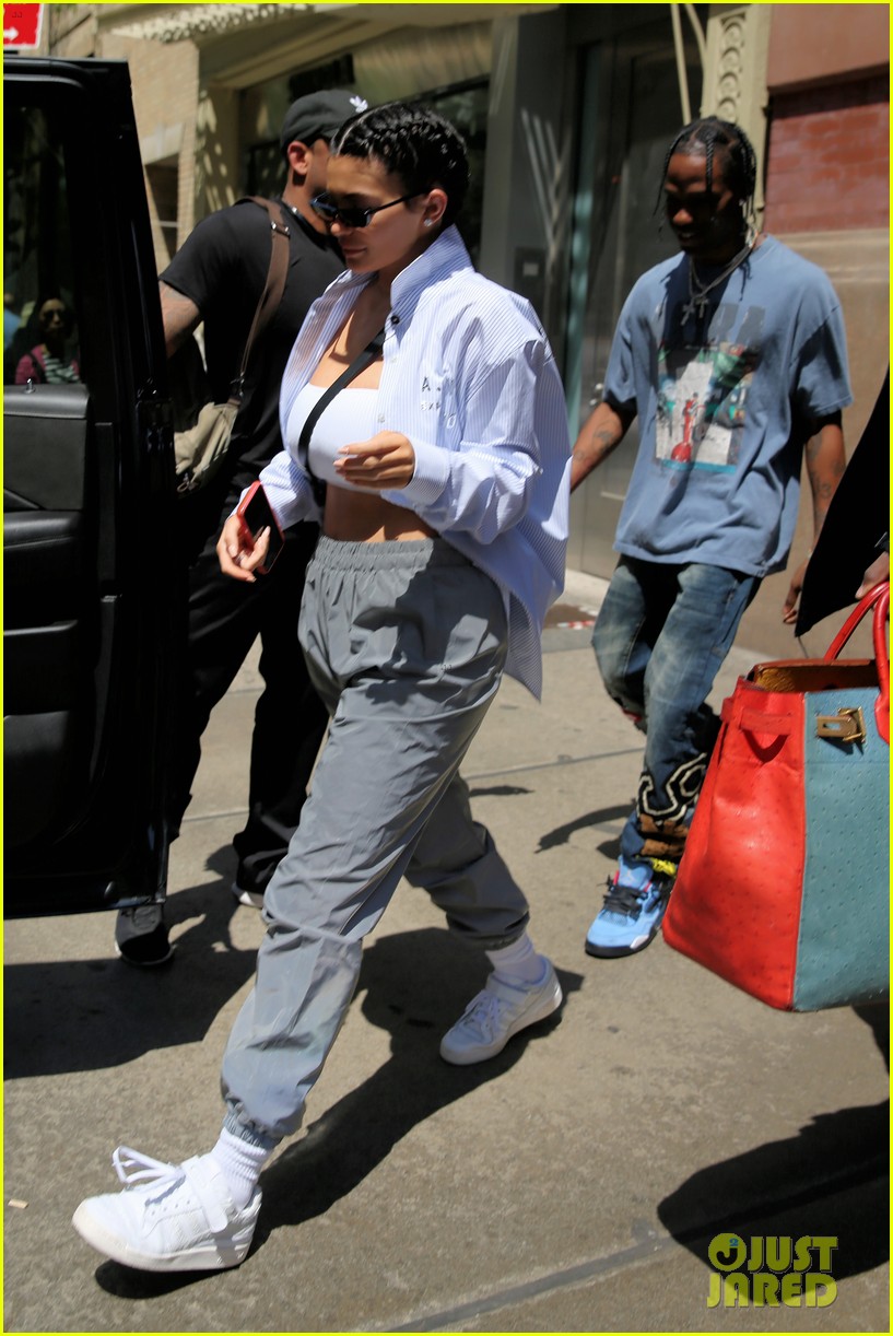 kylie jenner goes casual for shopping trip travis scott 05
