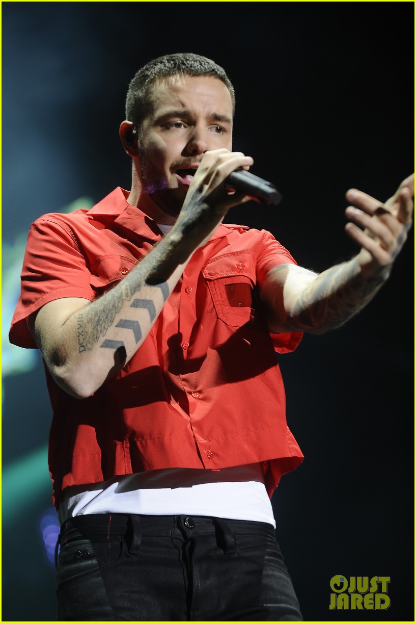 liam payne takes the stage in spain 02