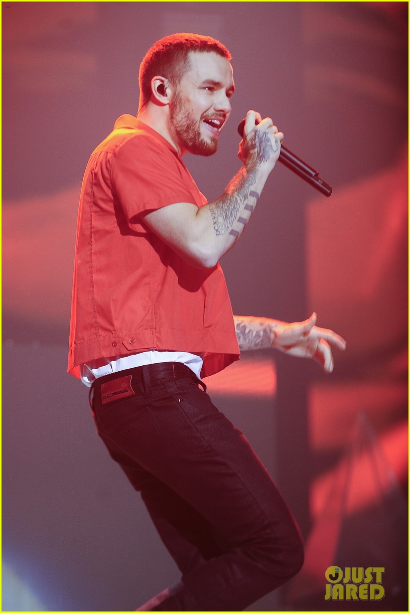 liam payne takes the stage in spain 04