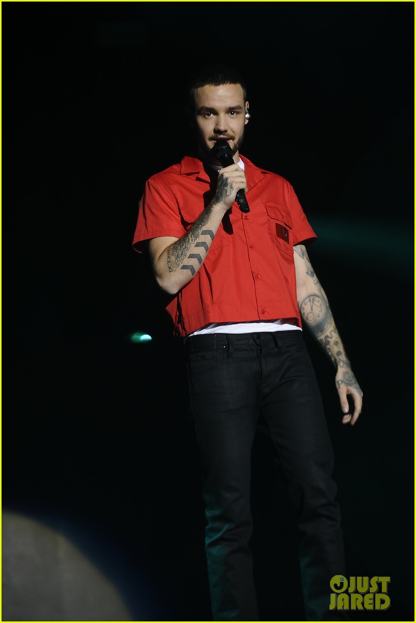liam payne takes the stage in spain 18