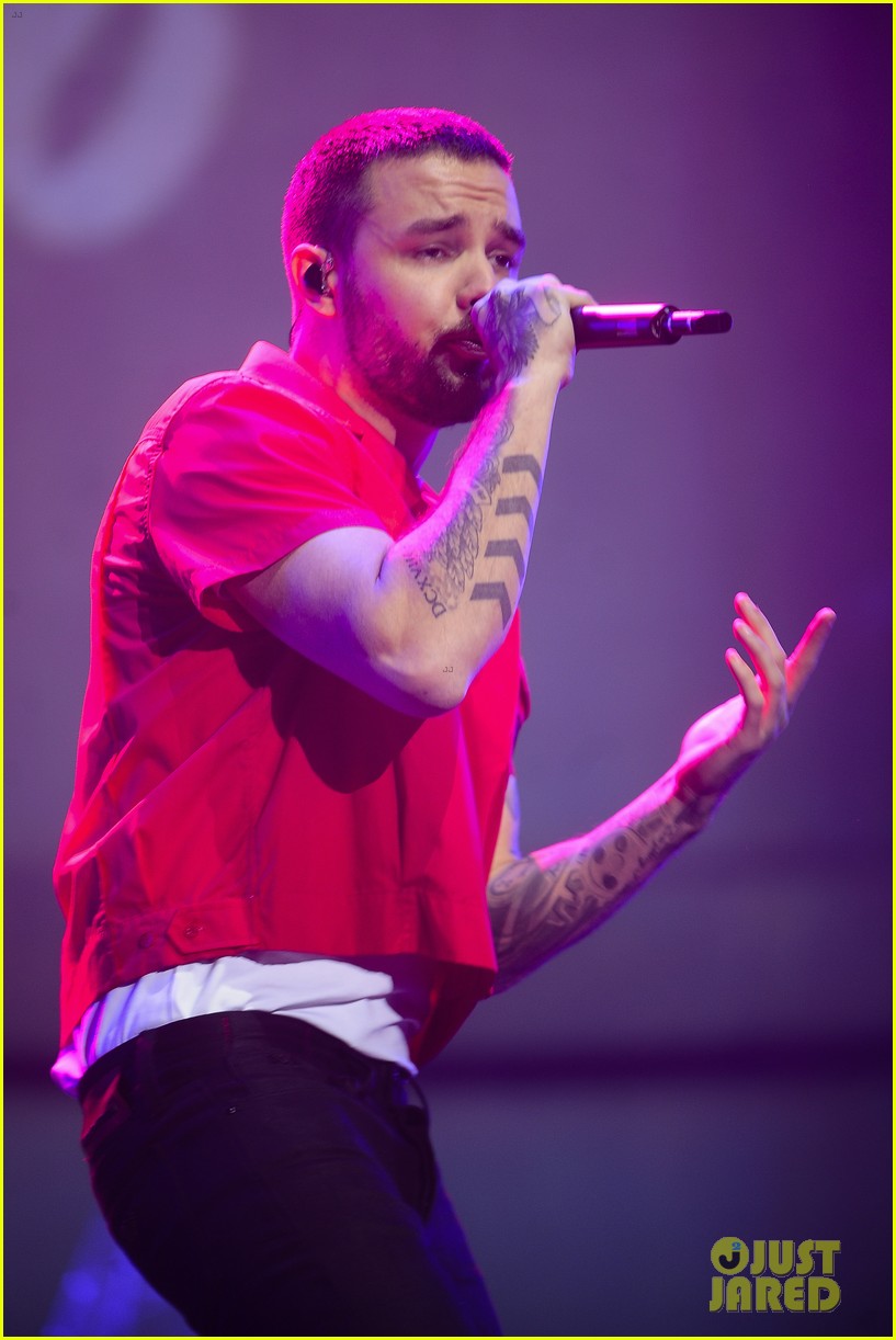 liam payne takes the stage in spain 20