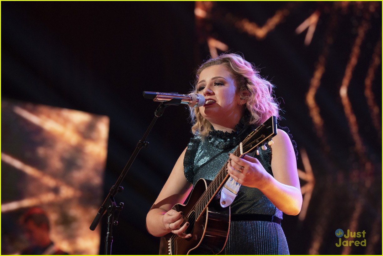 maddie poppe wins american idol pics song 34