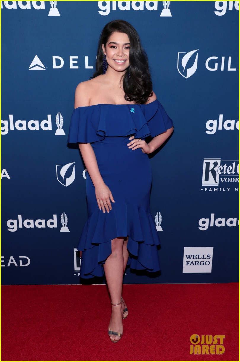 lea michele shows off engagement ring at glaad media awards 08