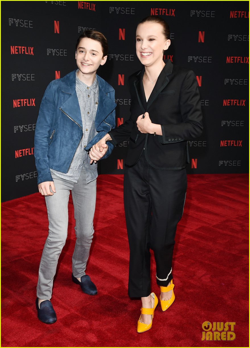 millie bobby brown naoh schnapp hold hands at stranger things panel 05