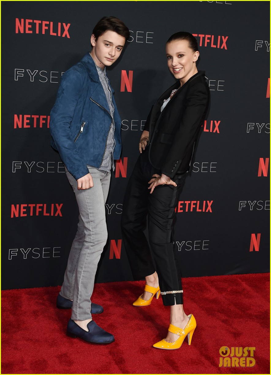 millie bobby brown naoh schnapp hold hands at stranger things panel 18
