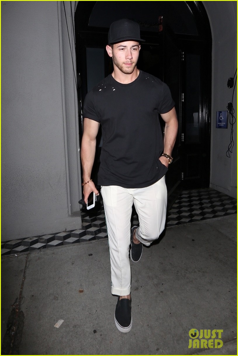 nick jonas shows off bicep muscles friday night 01