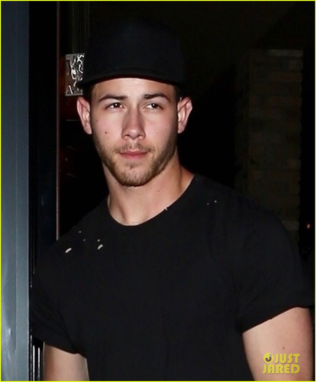 nick jonas shows off bicep muscles friday night 02