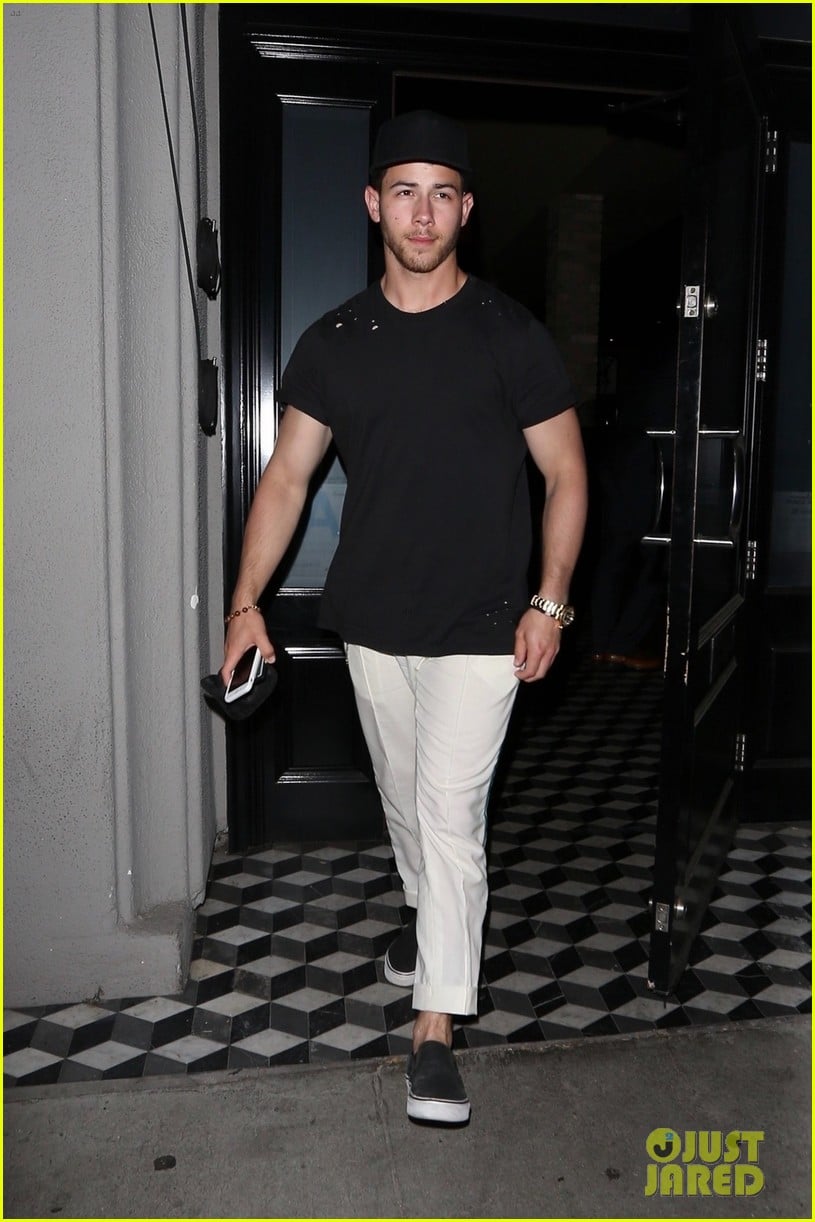 nick jonas shows off bicep muscles friday night 03
