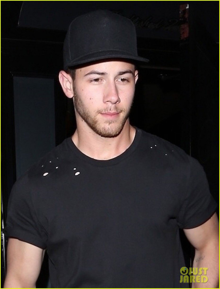 nick jonas shows off bicep muscles friday night 04