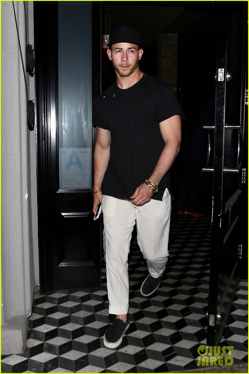 nick jonas shows off bicep muscles friday night 05