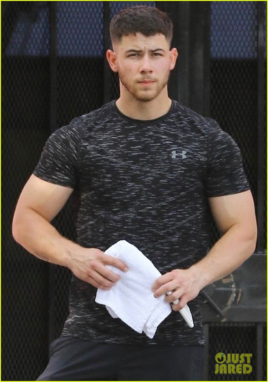 nick jonas shows muscle after workout 01