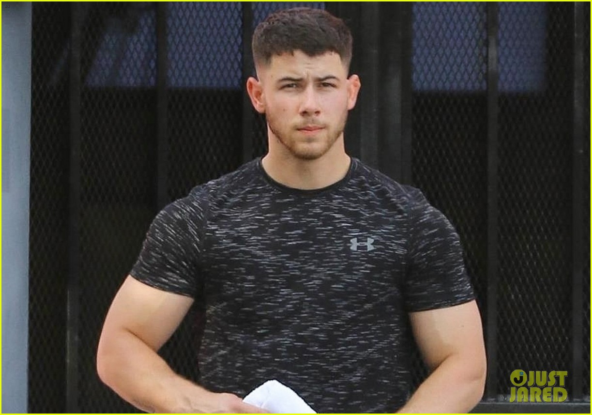 nick jonas shows muscle after workout 03
