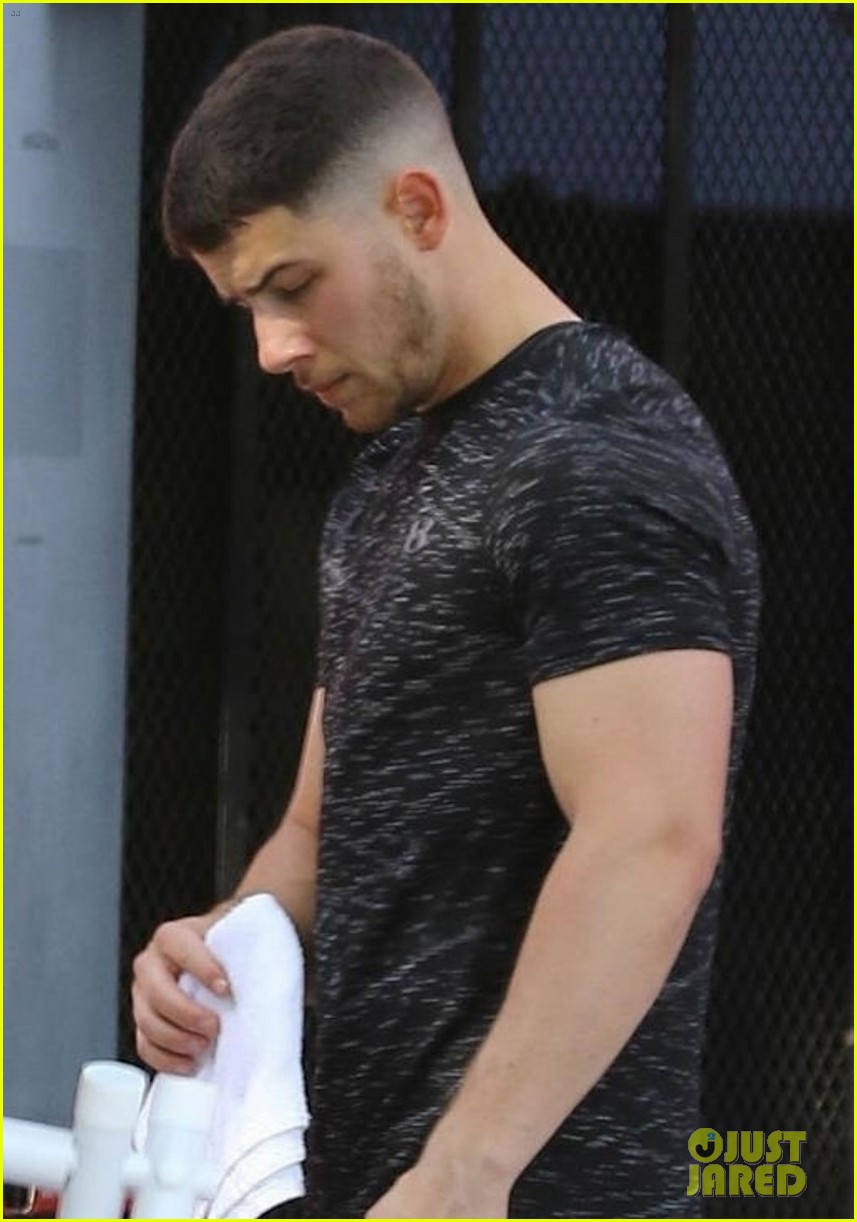 nick jonas shows muscle after workout 05