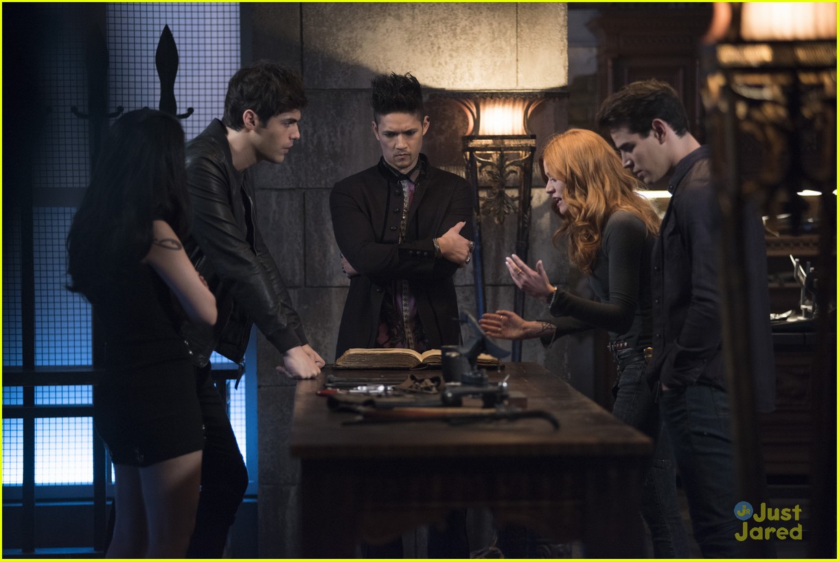 alec comfort clary shadowhunters episode tonight 20