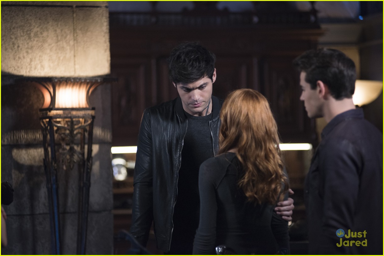 alec comfort clary shadowhunters episode tonight 22